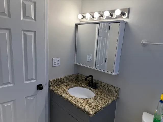 $249,000 | 685 Old Indian Trail, Aurora, IL 60506