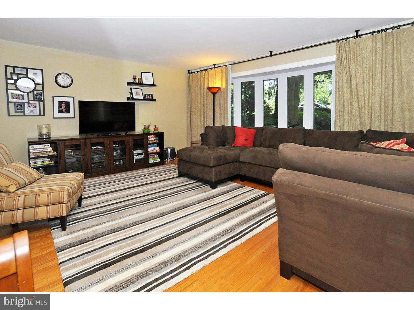 967 Delene Road Rydal, PA 19046 - Photo 4 of 25 Living Room