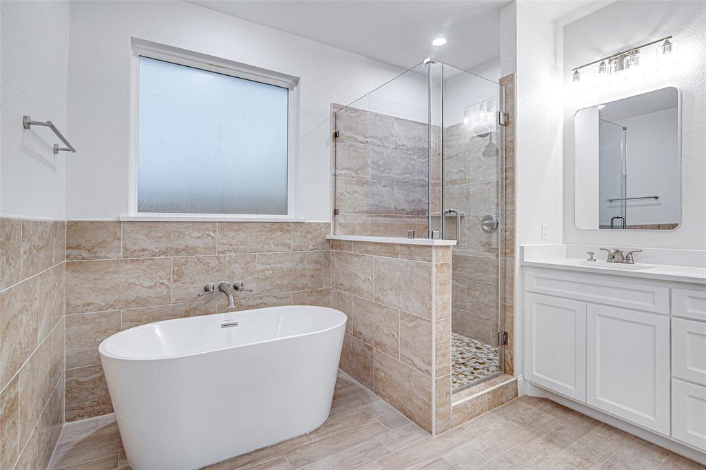 204 High Rdg Court Godley, TX 76044 - Photo 24 of 28 a bathroom with a bathtub and a sink