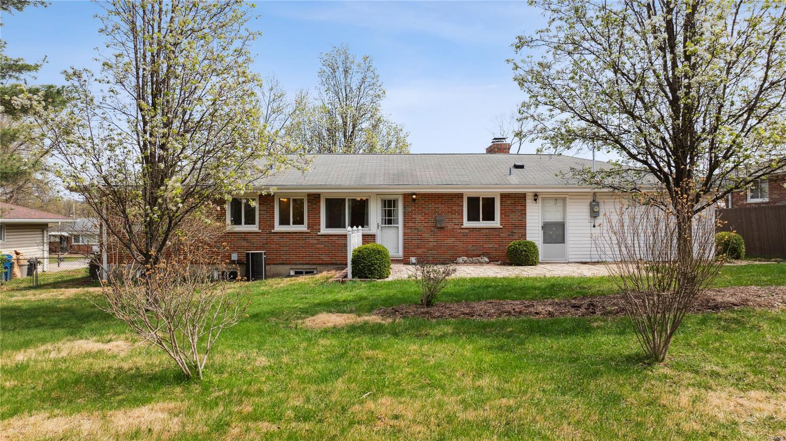 115 Vlasis Drive Ballwin, MO 63011 - Photo 3 of 38