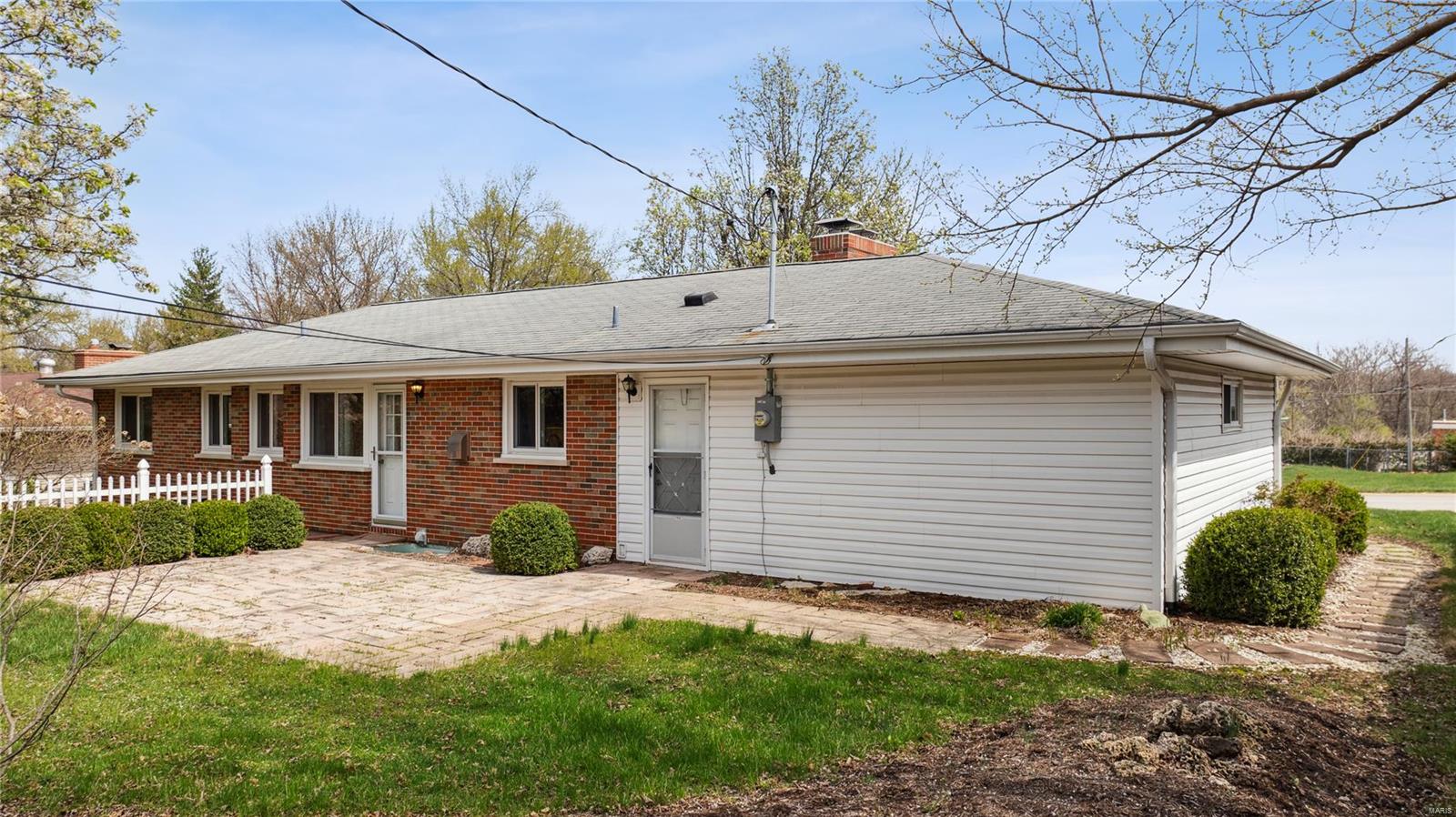 115 Vlasis Drive Ballwin, MO 63011 - Photo 4 of 38