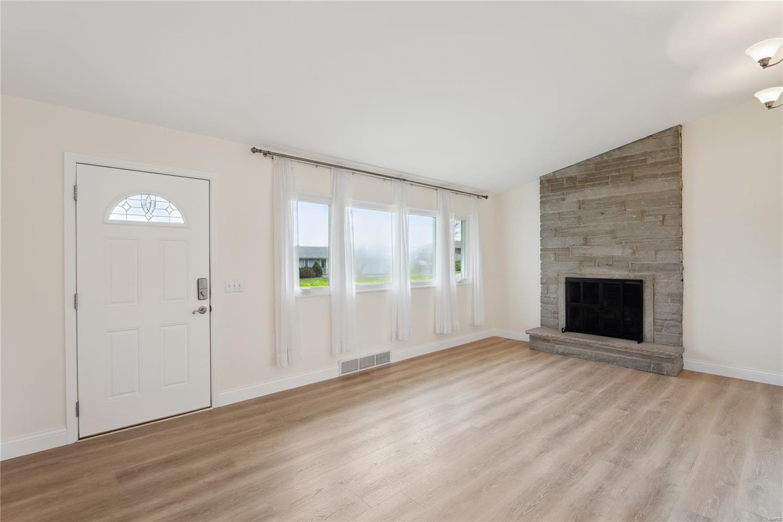 115 Vlasis Drive Ballwin, MO 63011 - Photo 8 of 38