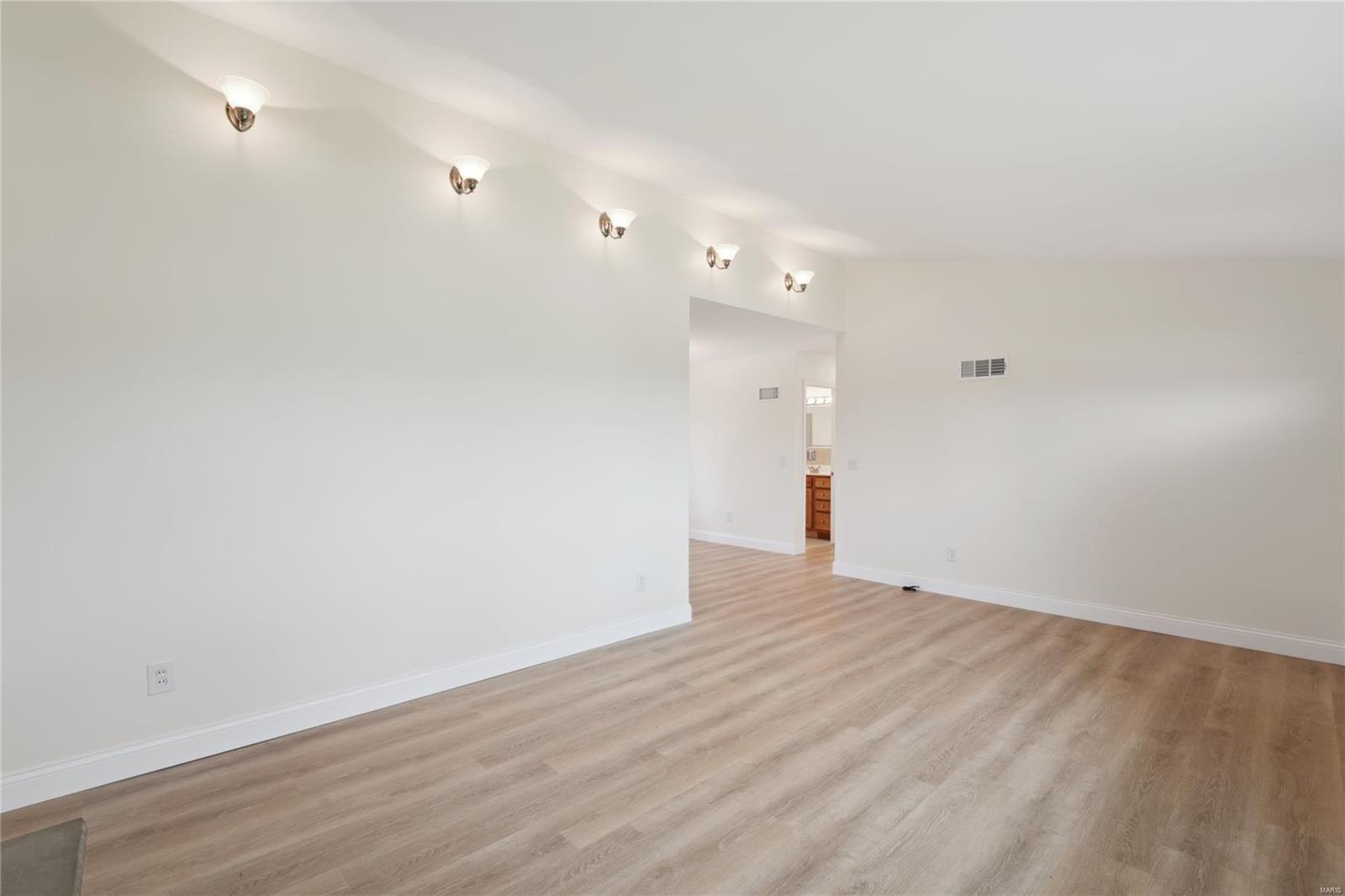 115 Vlasis Drive Ballwin, MO 63011 - Photo 10 of 38