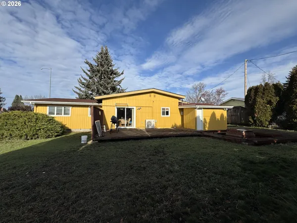 a view of backyard with garden