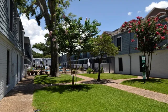 $1,400 | 1901 South Voss Road, Unit 9, Houston, TX 77057