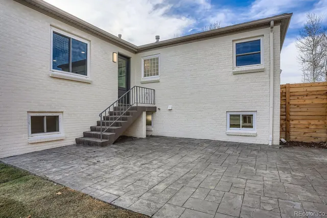 a view of a house with backyard