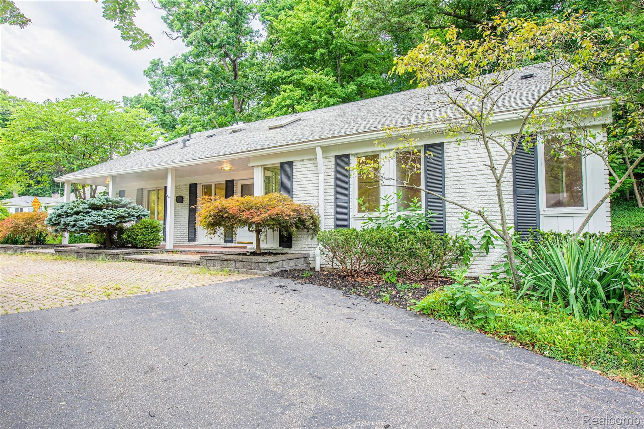 4785 Pickering Road Bloomfield Hills, MI 48301 - Photo 2 of 28 Front exterior