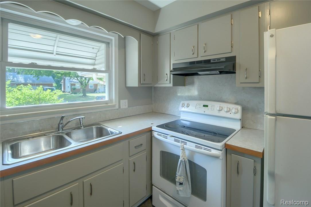 4453 Stoney Ridge Road Flint, MI 48507 - Photo 19 of 23 DSC_5234-HDR(3).jpg