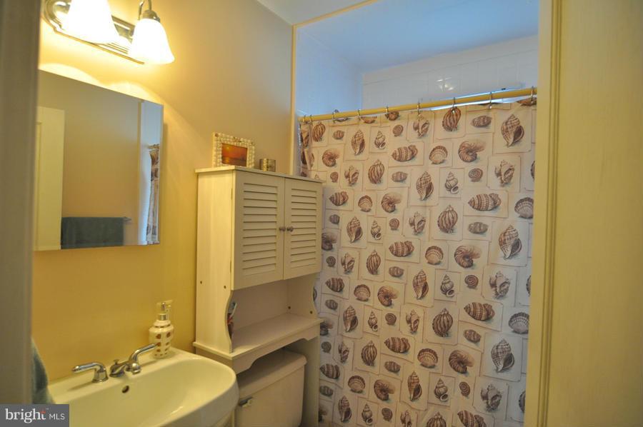 411 Elmwood Road Baltimore, MD 21206 - Photo 9 of 14 Bath