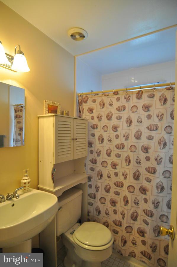 411 Elmwood Road Baltimore, MD 21206 - Photo 10 of 14 Bath