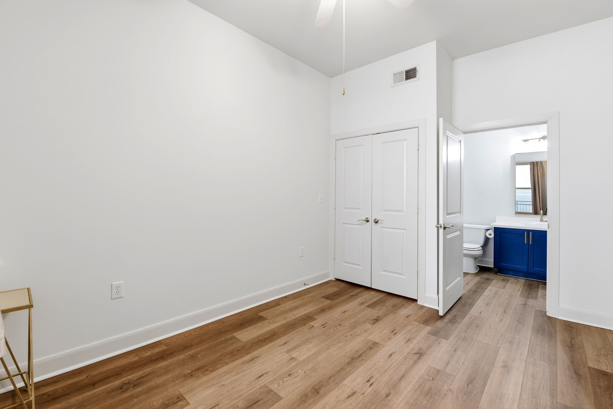1010 Rosine Street, Unit 43 Houston, TX 77019 - Photo 36 of 48 an empty room with wooden floor and mirror
