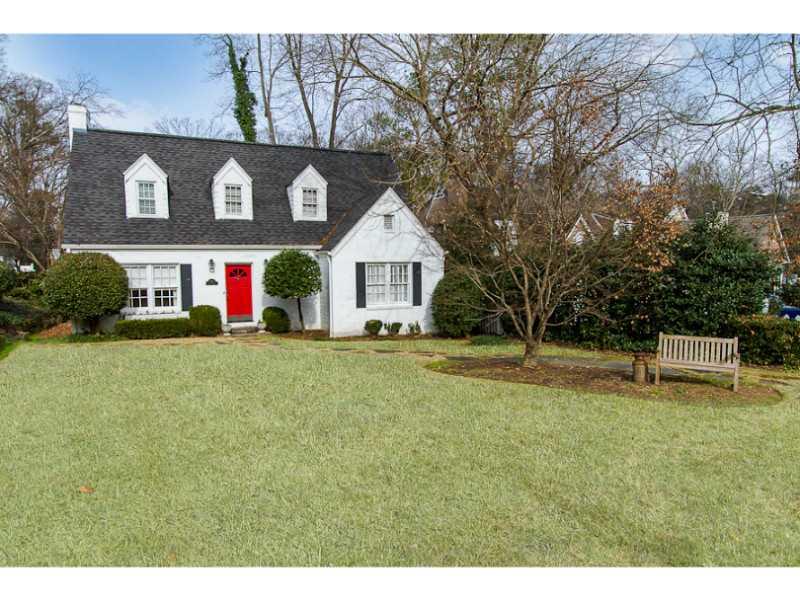 a view of a house with backyard and garden