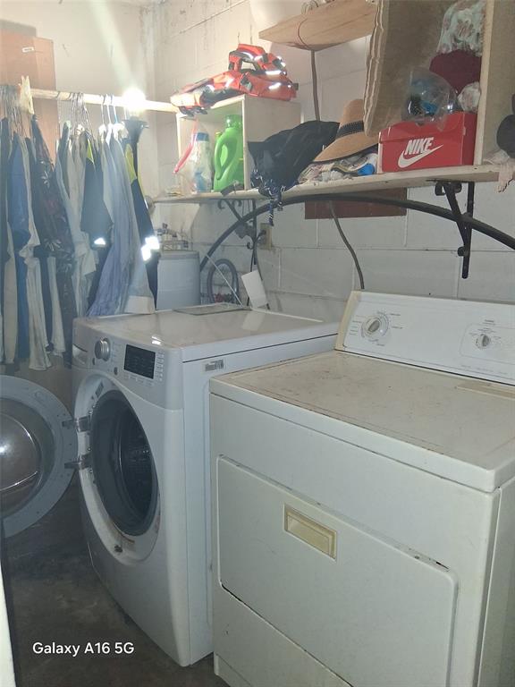 7798 Toledo Street Orlando, FL 32822 - Photo 8 of 12 a utility room with dryer and washer