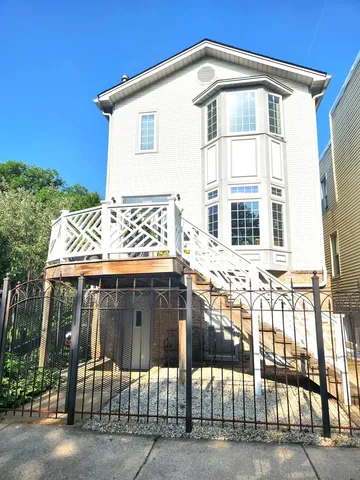 $1,248,000 | 2025 North Sawyer Avenue, Chicago, IL 60647