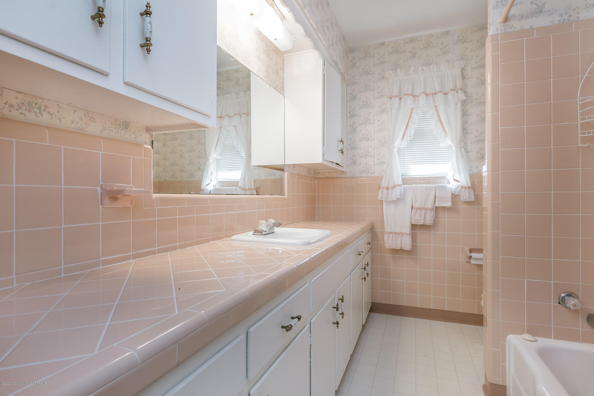 3602 Royal Road Amarillo, TX 79109 - Photo 12 of 17 Hall Bathroom