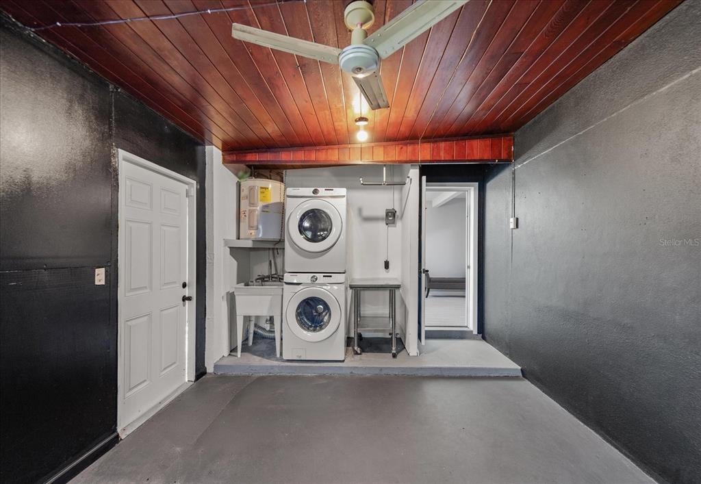 611 11th Street Northwest Largo, FL 33770 - Photo 27 of 37 a utility room with dryer and washer