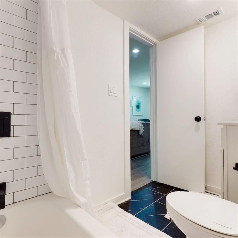321 East 8th Street, Unit A2 Dallas, TX 75203 - Photo 9 of 14 a bathroom with a sink and a toilet
