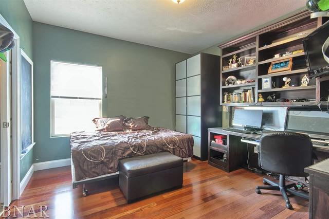 6762 Alexander Road Heyworth, IL 61745 - Photo 21 of 27 a bedroom with a workspace