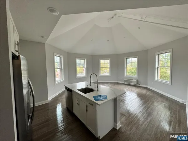 $3,395 | 40 West Park Avenue, Unit 303, Park Ridge, NJ 07656