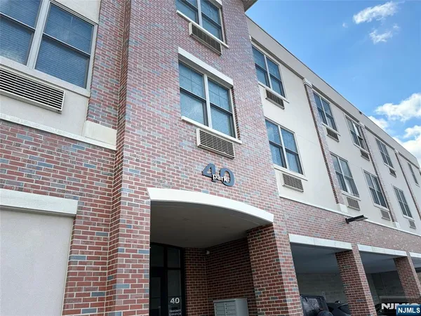 $3,395 | 40 West Park Avenue, Unit 303, Park Ridge, NJ 07656