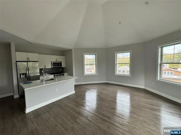 $3,395 | 40 West Park Avenue, Unit 303, Park Ridge, NJ 07656