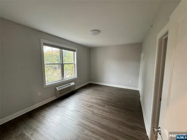 $3,395 | 40 West Park Avenue, Unit 303, Park Ridge, NJ 07656