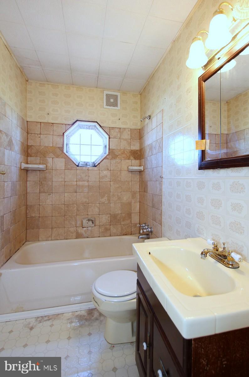 8270 Bullneck Road Dundalk, MD 21222 - Photo 12 of 30 Bath