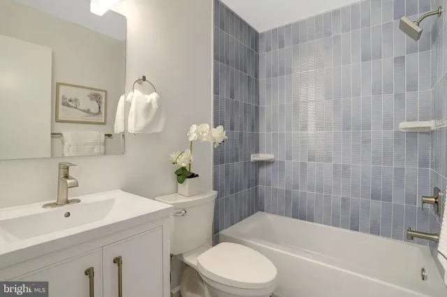 a view of a livingroom with furniture