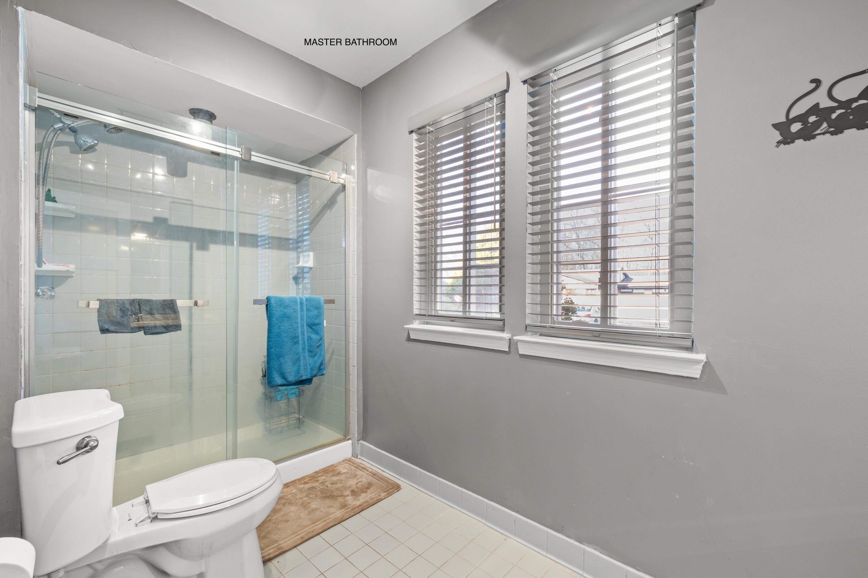 29322 Wellington Road West, Unit 111 Southfield, MI 48034 - Photo 15 of 35 15 master bathroom 1