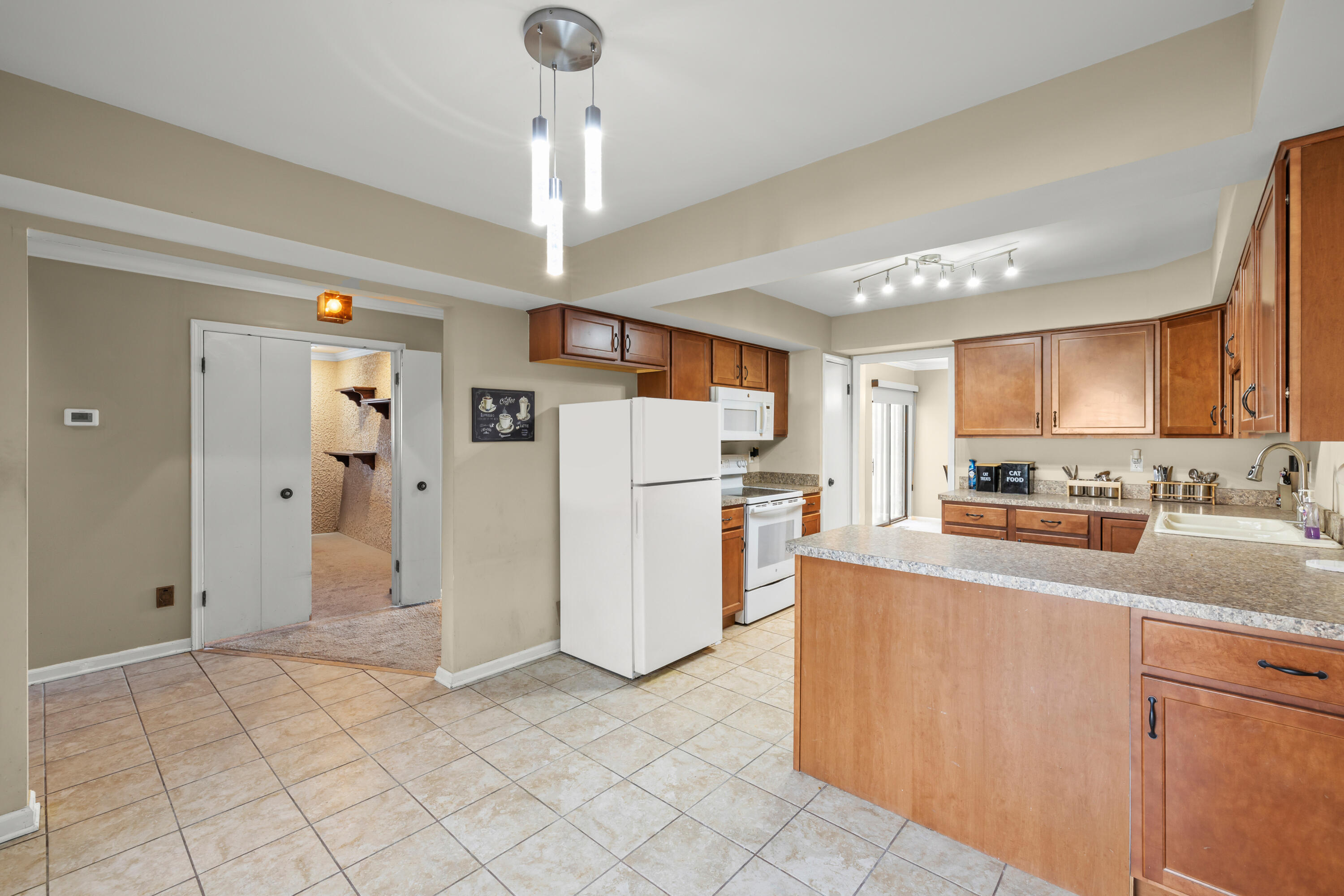 29322 Wellington Road West, Unit 111 Southfield, MI 48034 - Photo 18 of 35 18 breakfast & kitchen 1