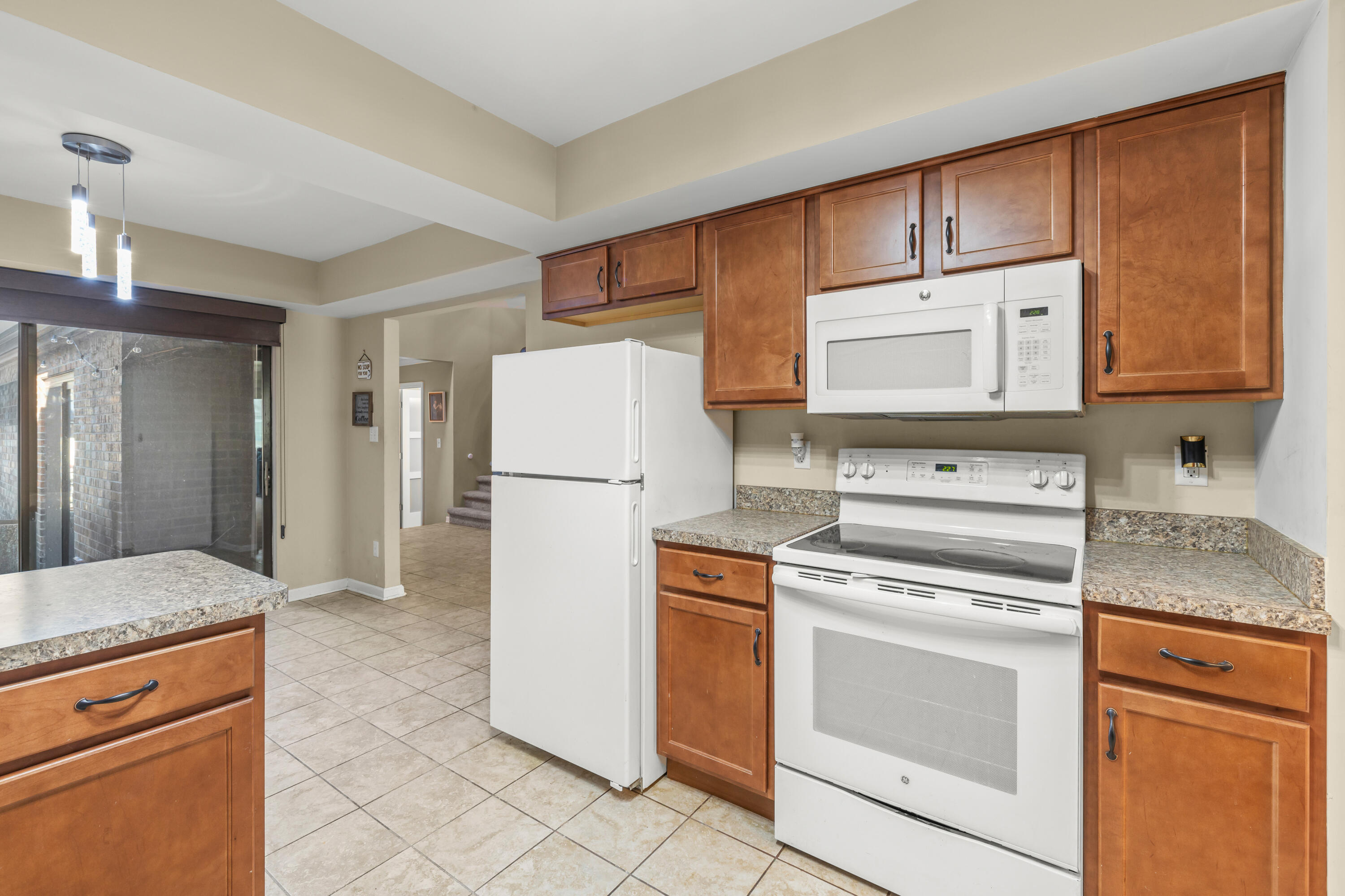 29322 Wellington Road West, Unit 111 Southfield, MI 48034 - Photo 19 of 35 19 kitchen & breakfast 1