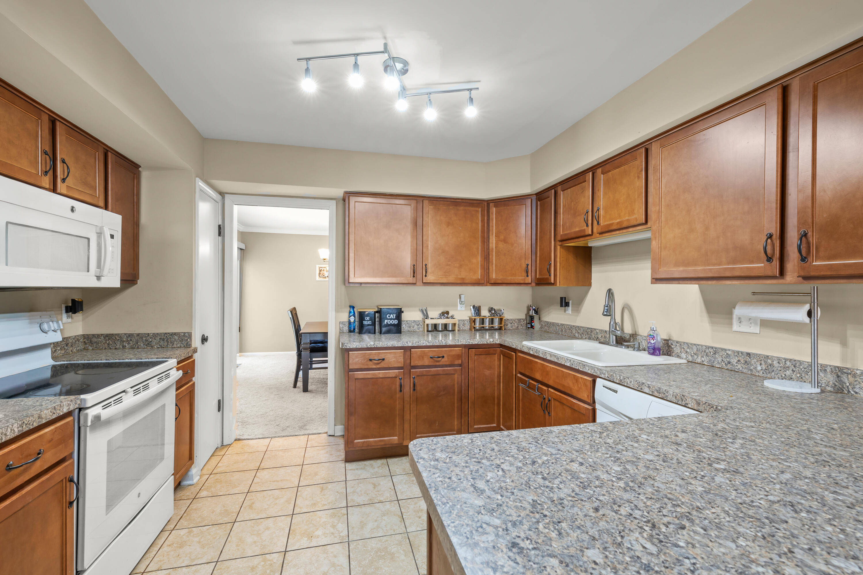 29322 Wellington Road West, Unit 111 Southfield, MI 48034 - Photo 20 of 35 20 kitchen 2