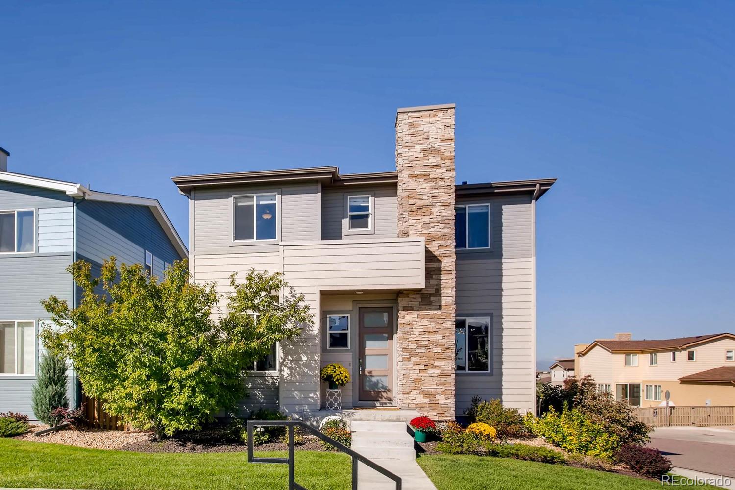 3435 Cranston Circle Highlands Ranch, CO 80126 - Photo 2 of 40 a front view of a house with garden