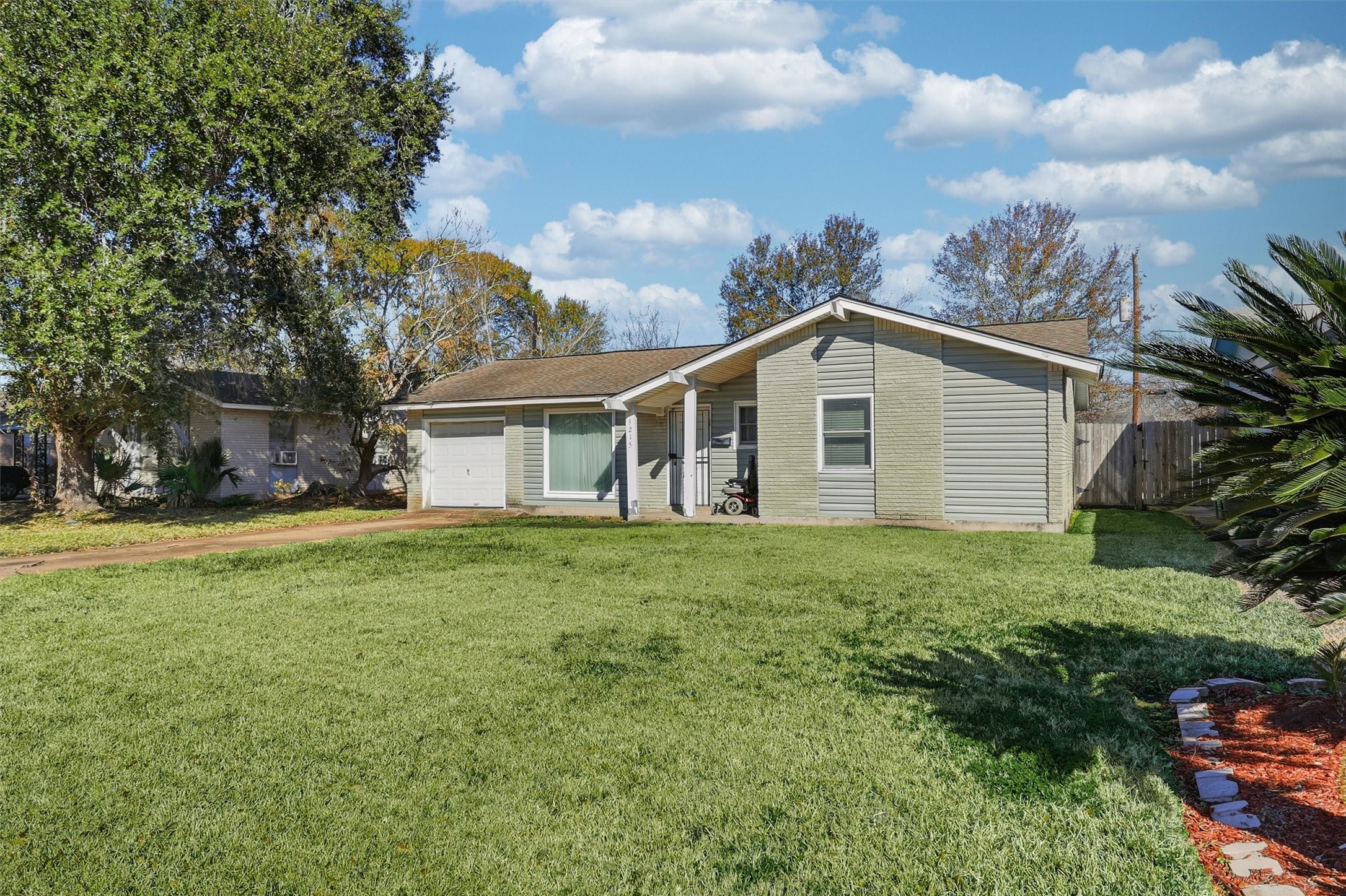 5215 Grace Point Lane Houston, TX 77048 - Photo 2 of 32