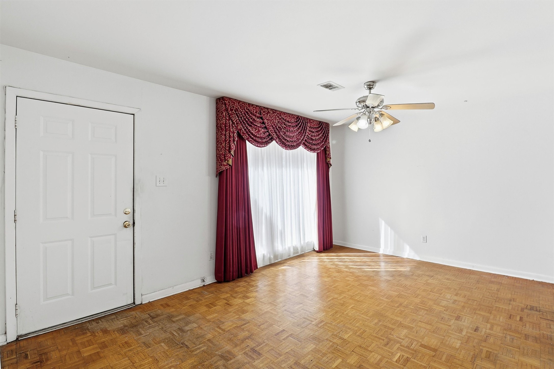 5215 Grace Point Lane Houston, TX 77048 - Photo 4 of 32