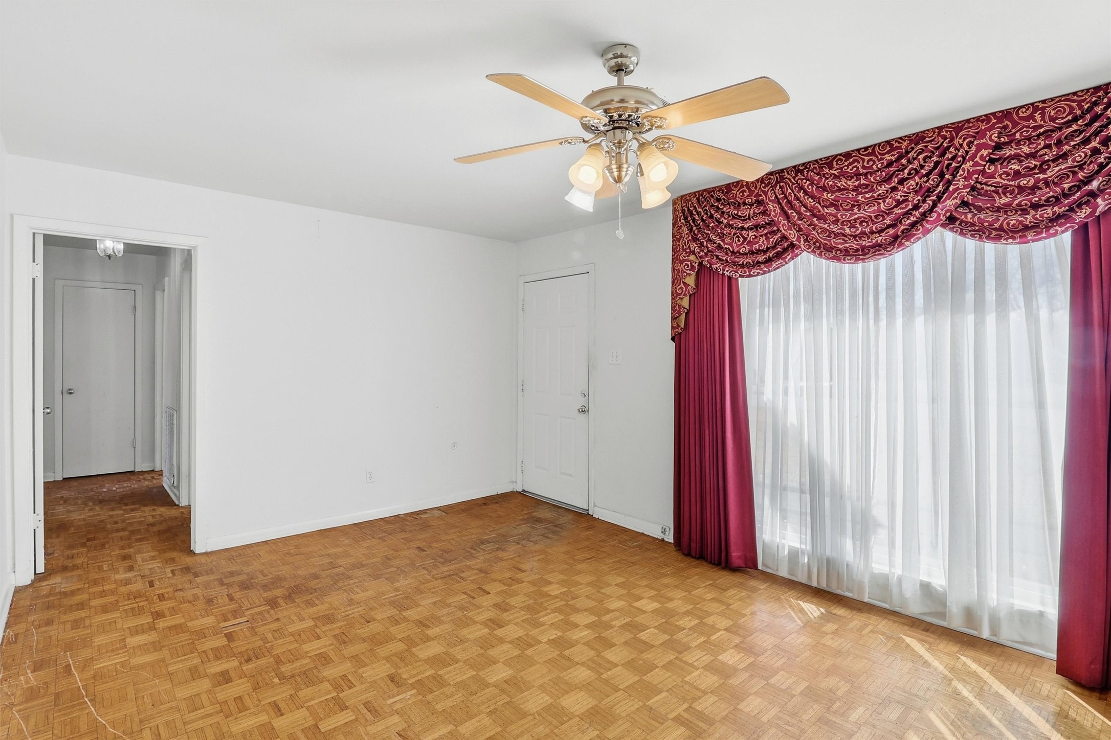 5215 Grace Point Lane Houston, TX 77048 - Photo 5 of 32