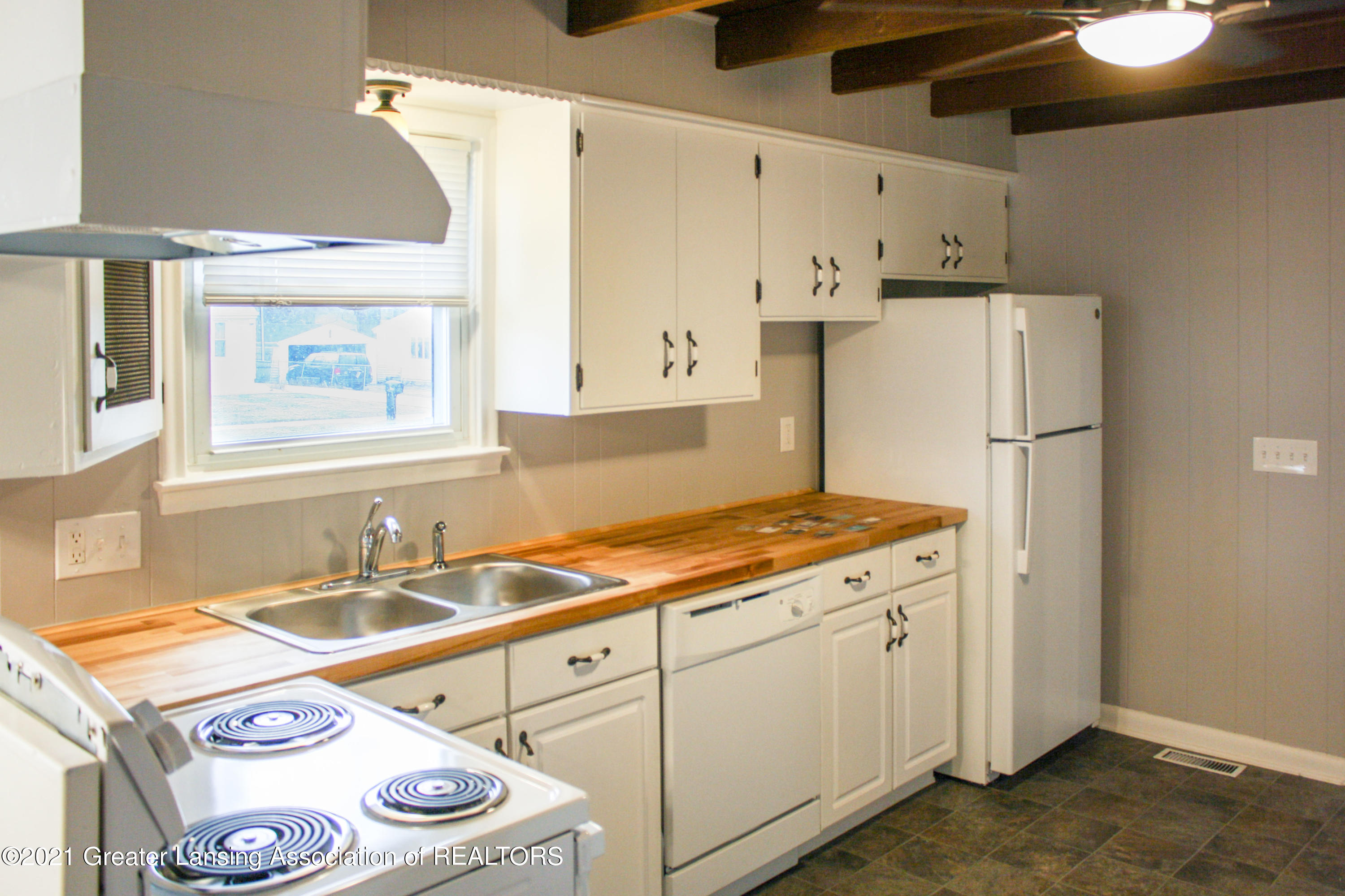 6040 Hughes Road Lansing, MI 48911 - Photo 4 of 23 Kitchen
