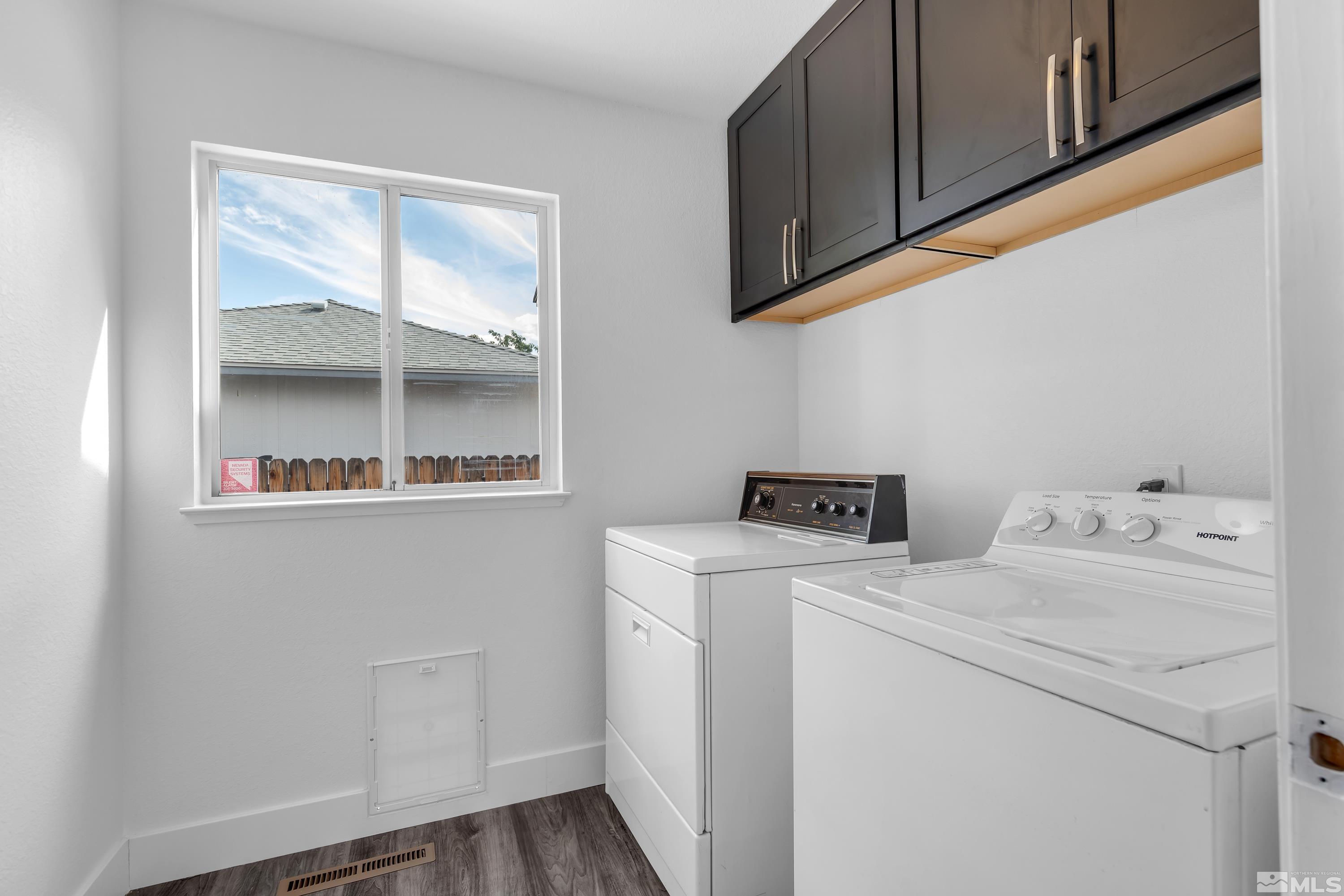 962 University Ridge Court Reno, NV 89512 - Photo 13 of 40 a utility room with dryer and washer