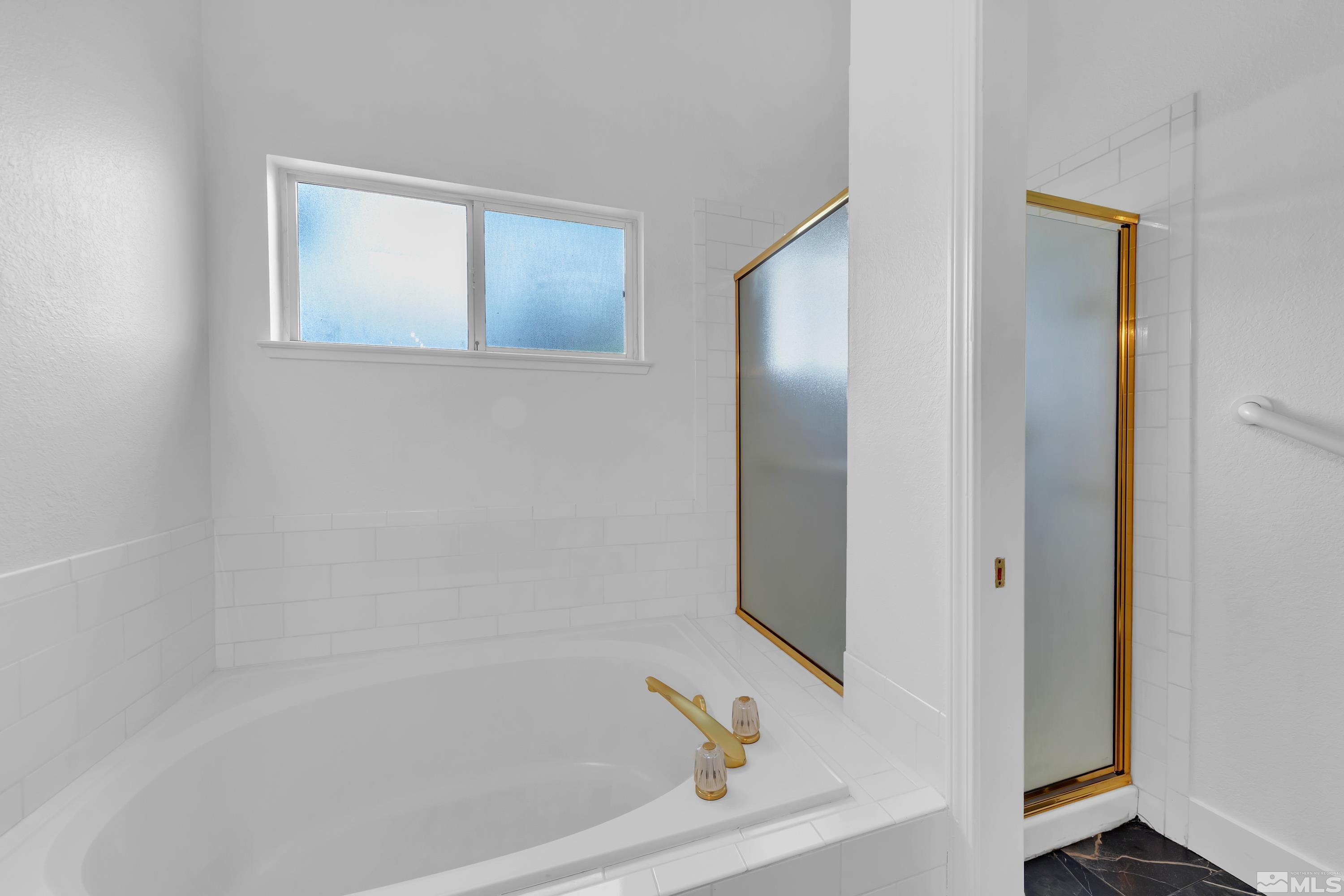962 University Ridge Court Reno, NV 89512 - Photo 31 of 40 a bathroom with a bathtub and a window