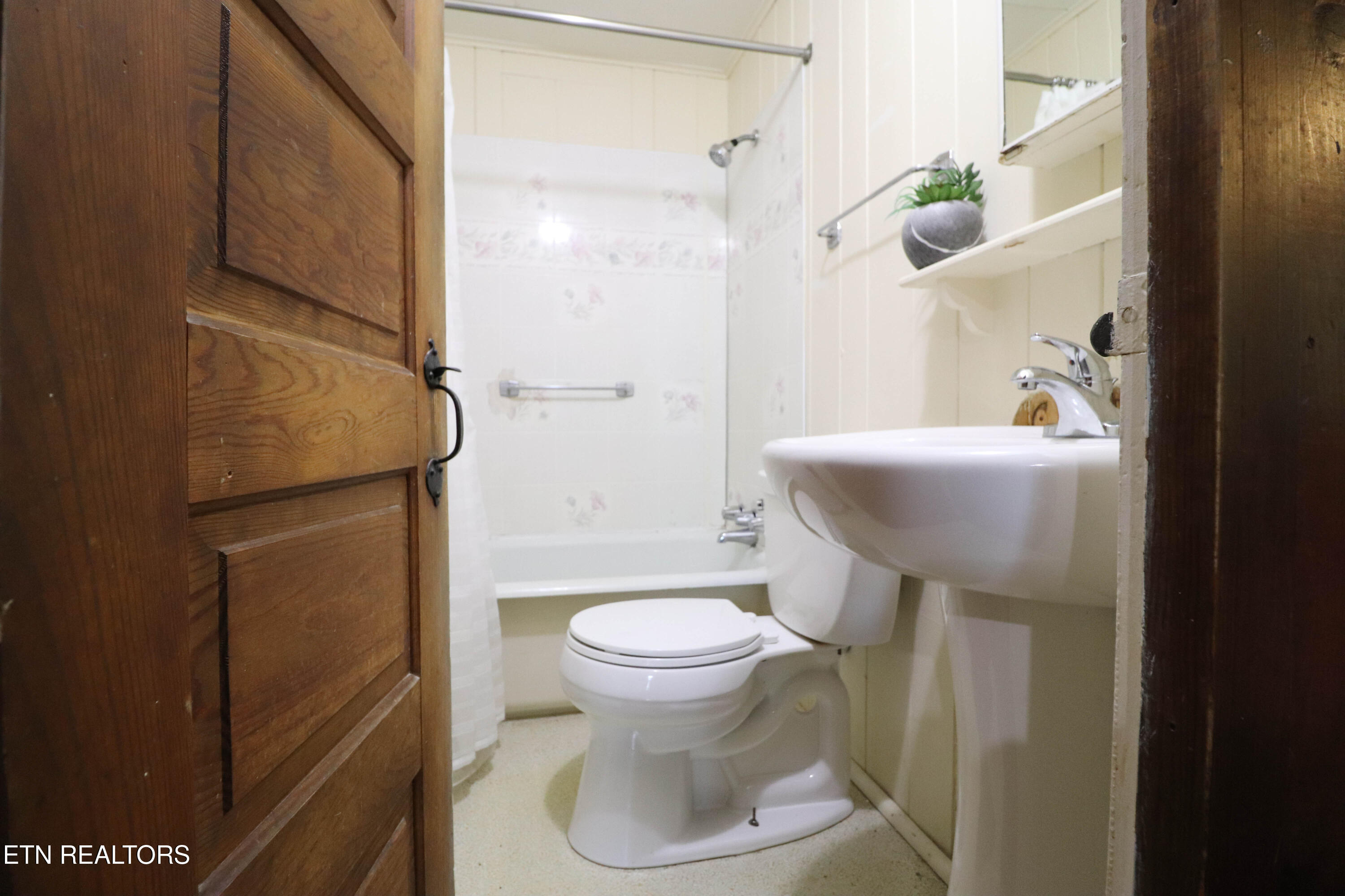 43 West Circle Road Norris, TN 37828 - Photo 13 of 19 bathroom