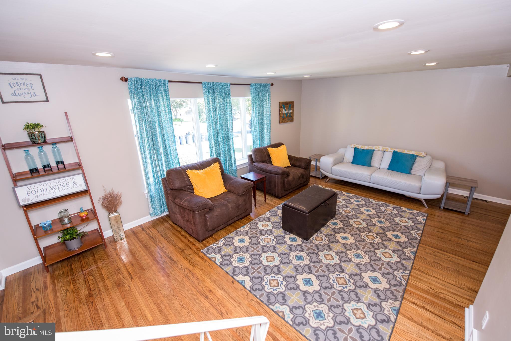 11613 Proctor Road Philadelphia, PA 19116 - Photo 3 of 37 Living Room