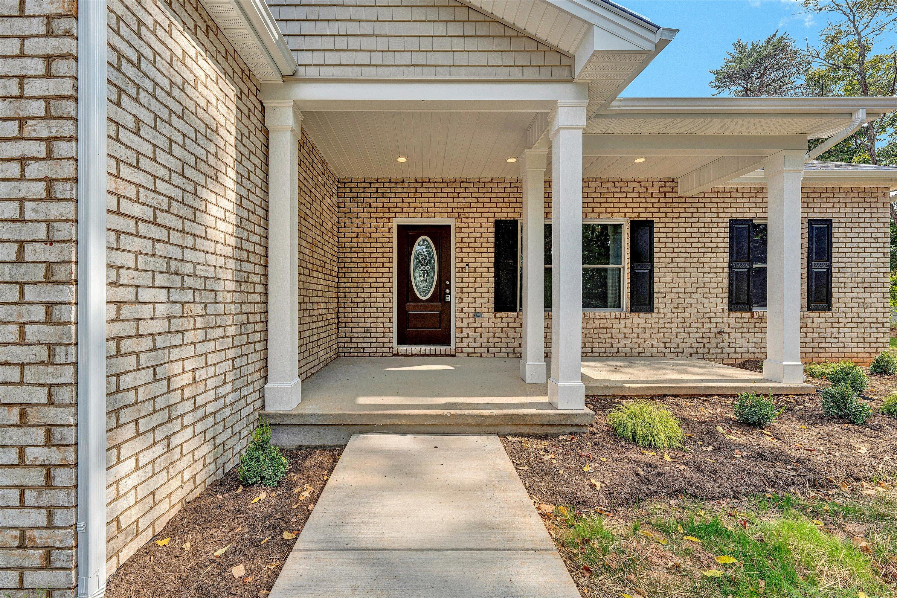 2002 Plateau Road Southeast Roanoke, VA 24014 - Photo 4 of 48 05-DSC00175