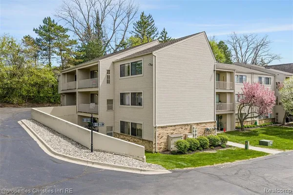 $219,000 | 3805 Lone Pine Road, Unit 300, West Bloomfield, MI 48323