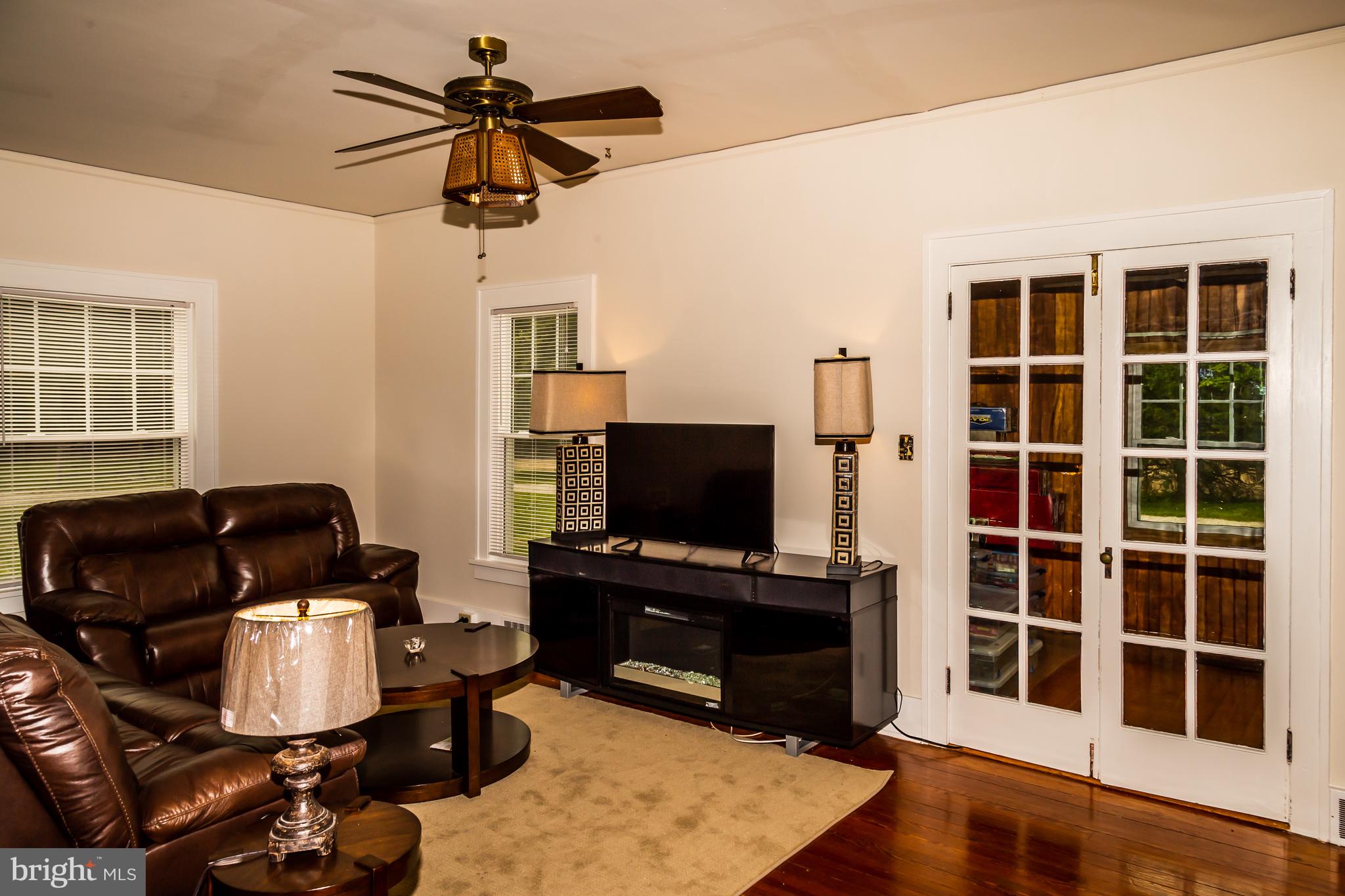 955 Vance Neck Road Middletown, DE 19709 - Photo 3 of 23 Living Room w/entrance to Den/Sunroom