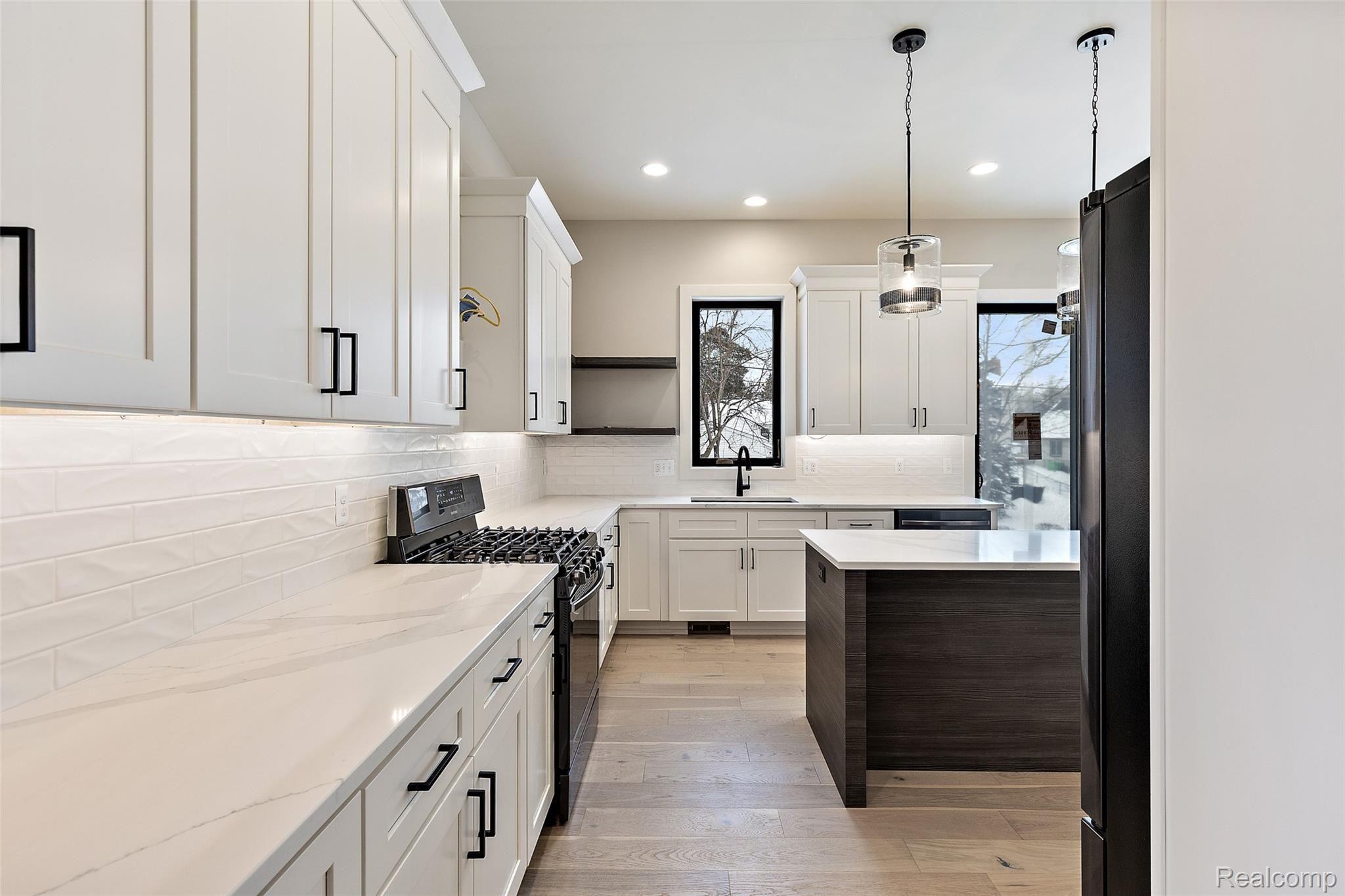 736 Elizabeth Street Rochester, MI 48307 - Photo 5 of 32 736 Elizabeth St-24.jpg