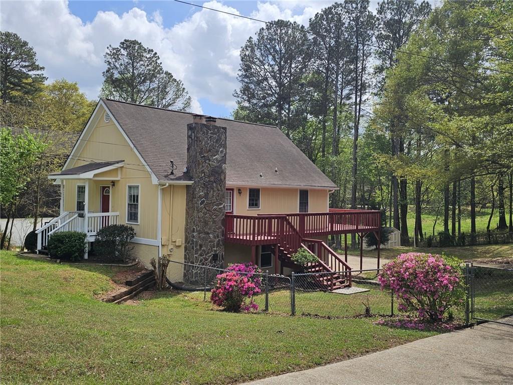 846 Idlewood Road Winder, GA 30680 - Photo 3 of 27 a front view of a house with garden
