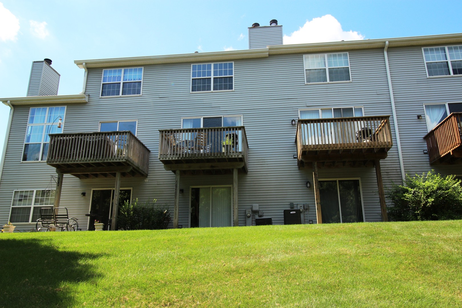 1334 Grandview Court Algonquin, IL 60102 - Photo 17 of 21 a house view with a garden space