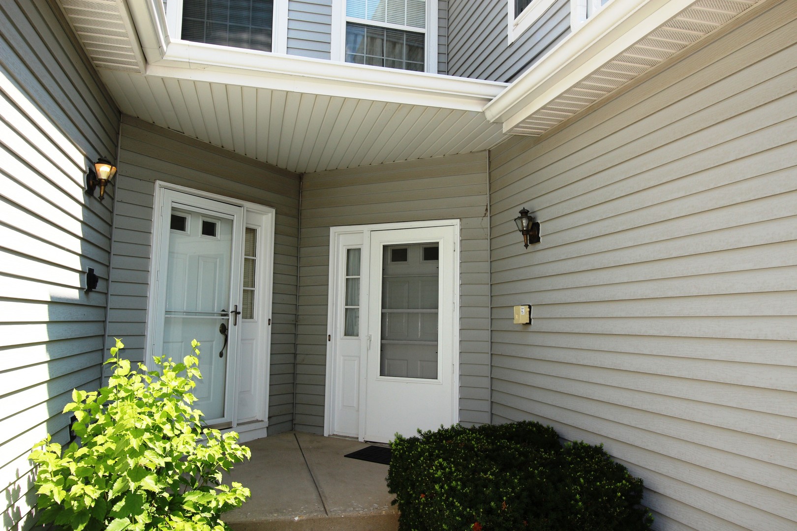 1334 Grandview Court Algonquin, IL 60102 - Photo 2 of 21 a front view of a house with a garden