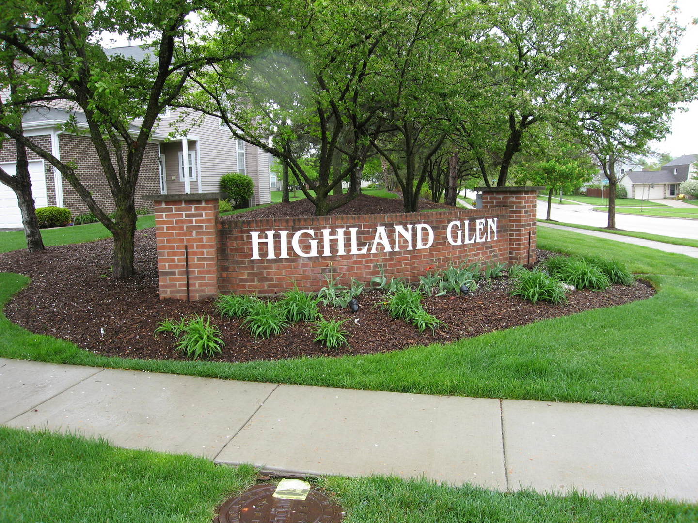 1334 Grandview Court Algonquin, IL 60102 - Photo 4 of 21 a sign that is on the side of a road