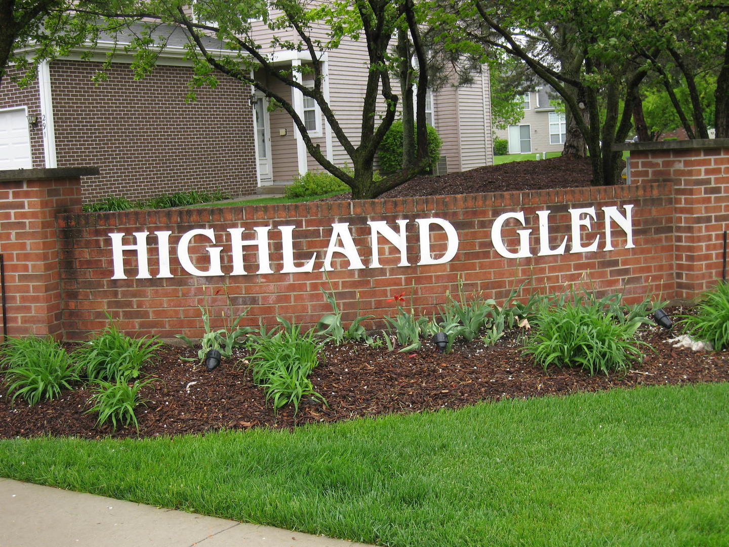 1334 Grandview Court Algonquin, IL 60102 - Photo 5 of 21 a view of outdoor space with a sign board